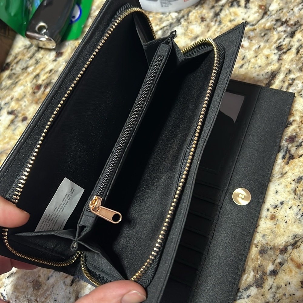 ❤️✔️Chic Black Leather Wallet with Gold Accent NWOT - Picture 5 of 8